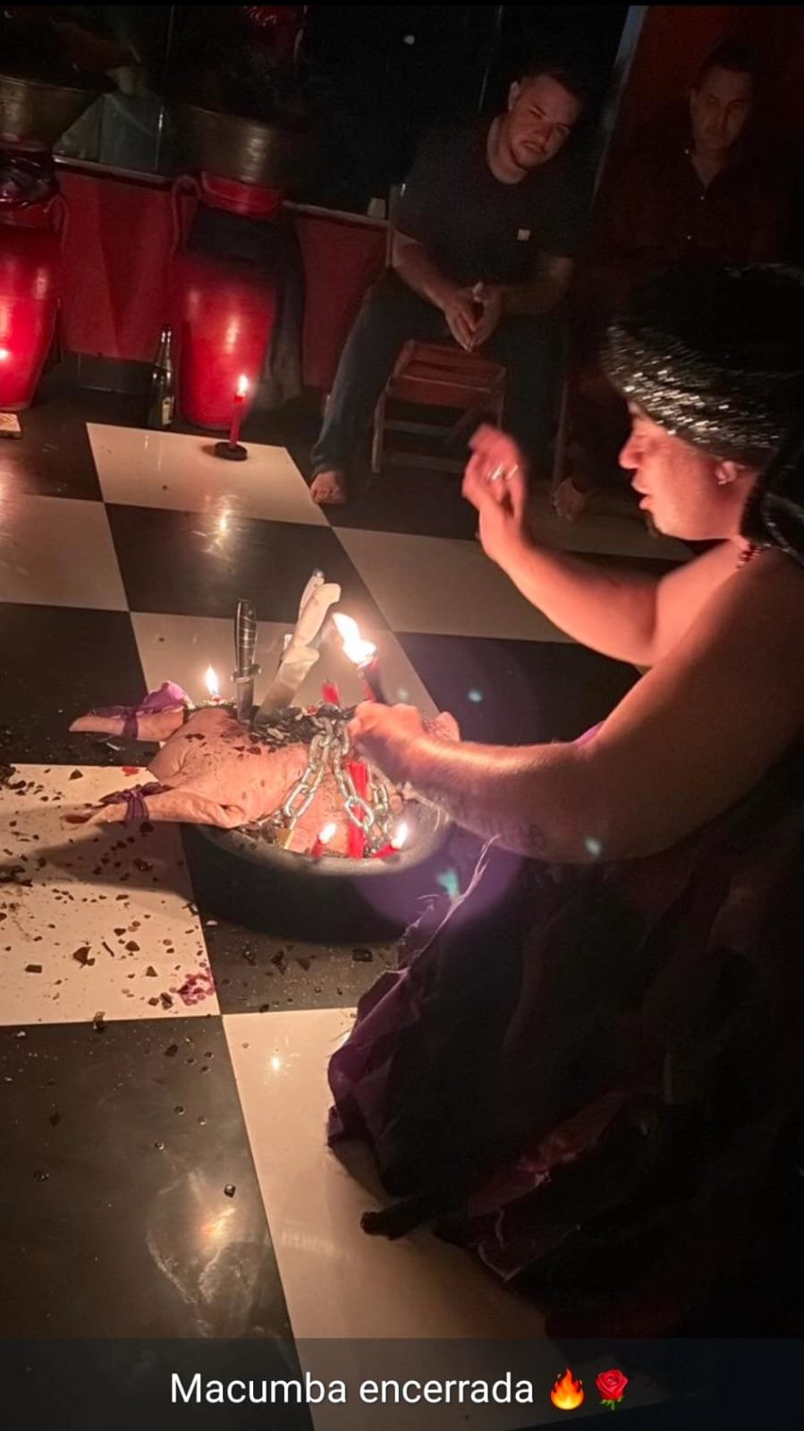 Dona Maria Navalha durante trabalho espiritual no templo